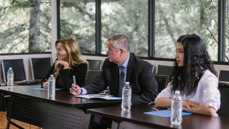 Como atrair empresários precisando de ajuda no negócio: Como Vender Conhecimento e Atrair Empresas